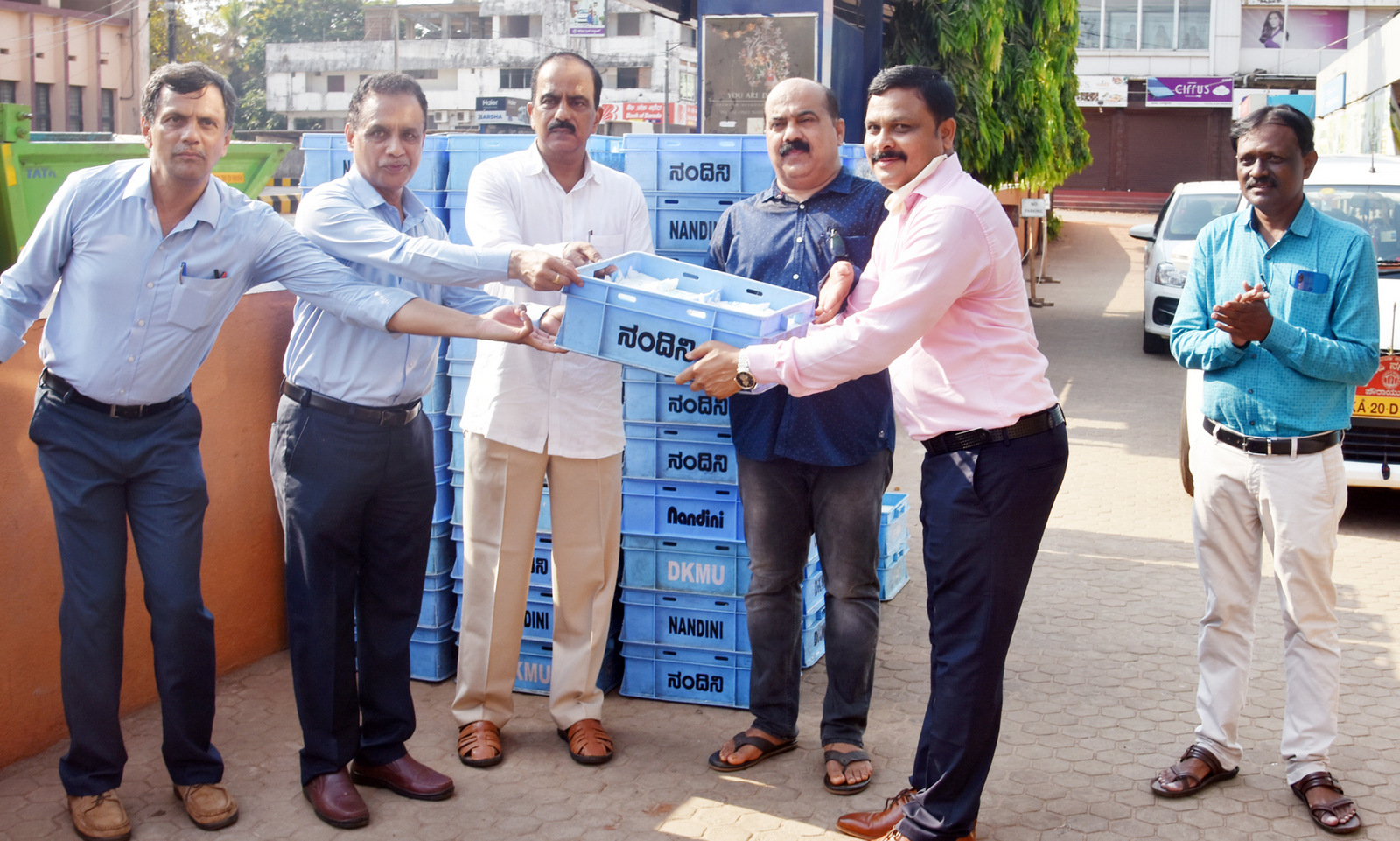 Distribution of 5000 Ltr of Free Milk by KMF to Refugees and Needy